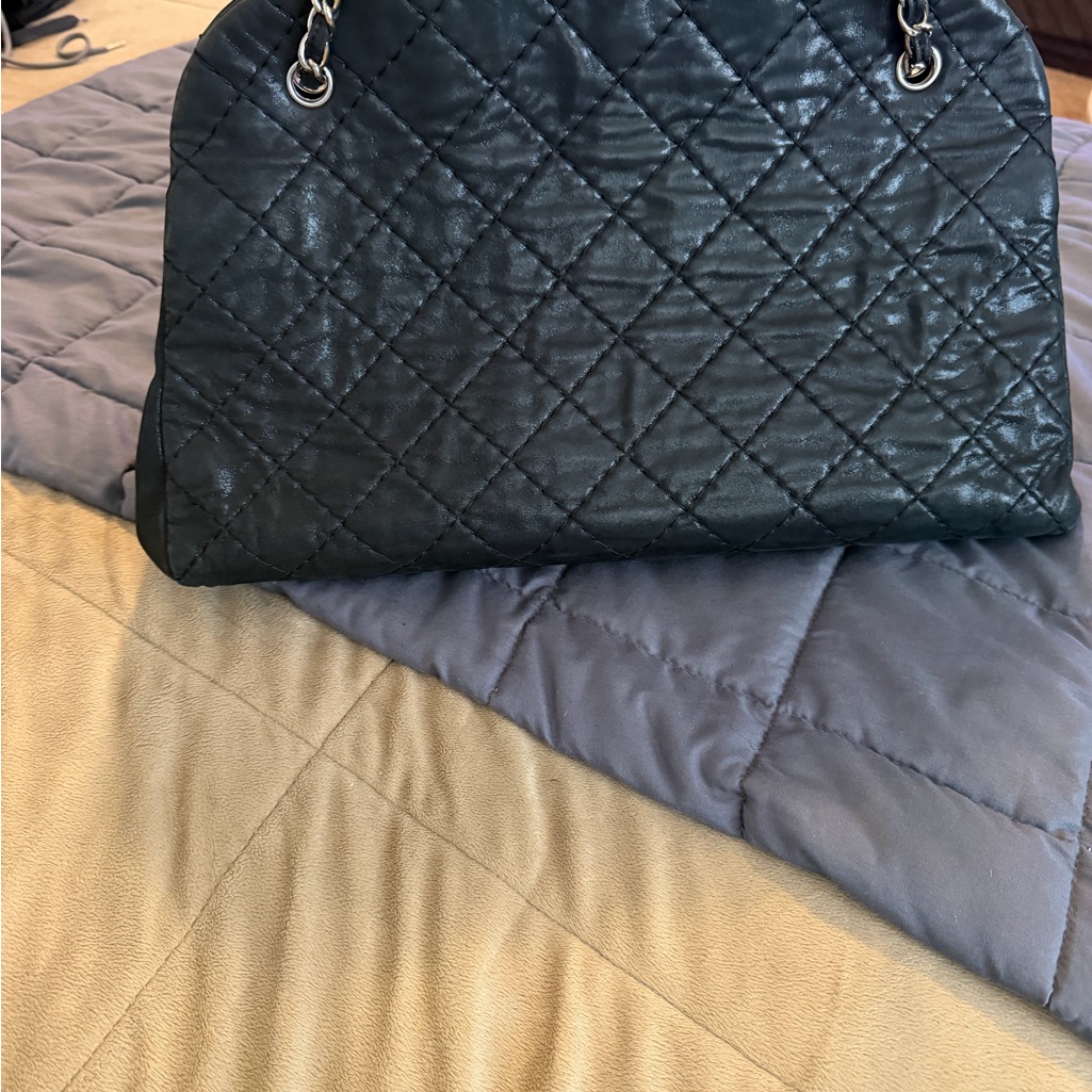 Fashion Magazine Black Quilted Shoulder Bag With Silver Chain